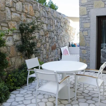 Апартаменты Posh- 2 Bedroom Private Pool Garden Floor