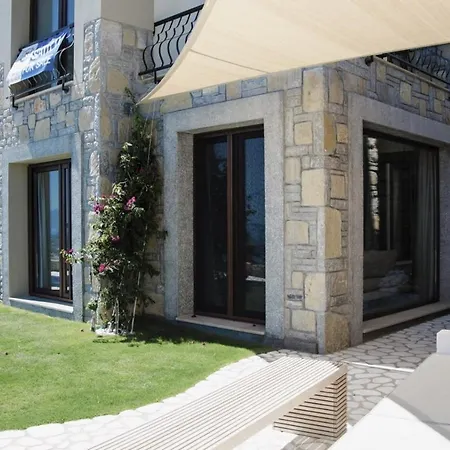 Posh- 2 Bedroom Private Pool Garden Floor * Бодрум