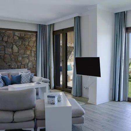 아파트 Posh- 2 Bedroom Private Pool Garden Floor