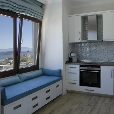 Posh- 2 Bedroom Private Pool Garden Floor *