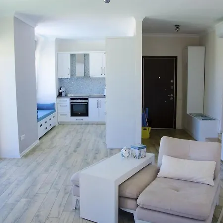 아파트 Posh- 2 Bedroom Private Pool Garden Floor