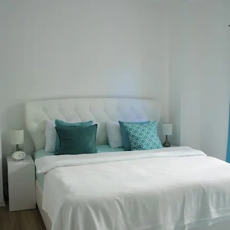 아파트 Posh- 2 Bedroom Private Pool Garden Floor *