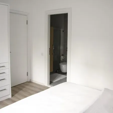 Posh- 2 Bedroom Private Pool Garden Floor 아파트 *