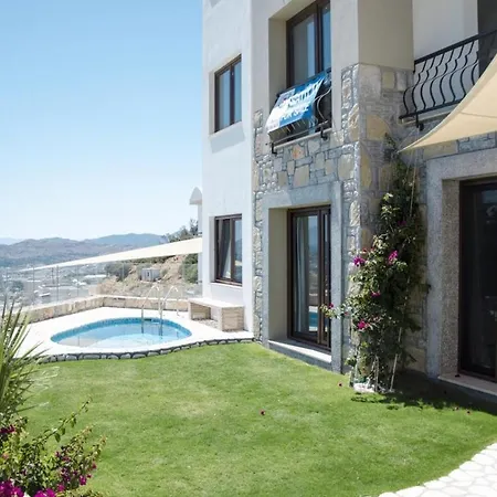 Posh- 2 Bedroom Private Pool Garden Floor 아파트