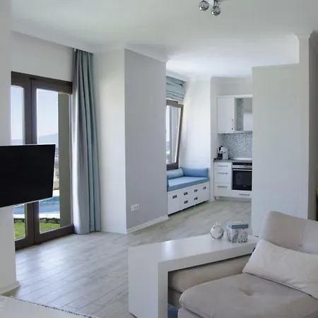 아파트 Posh- 2 Bedroom Private Pool Garden Floor *