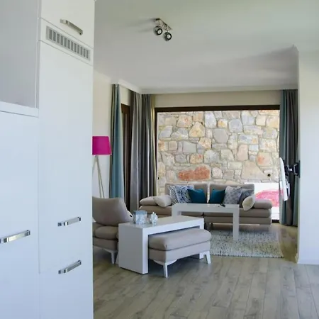 Posh- 2 Bedroom Private Pool Garden Floor *