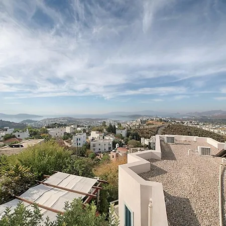 Posh- 2 Bedroom Private Pool Garden Floor Apartment *