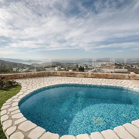 Posh- 2 Bedroom Private Pool Garden Floor Apartment *