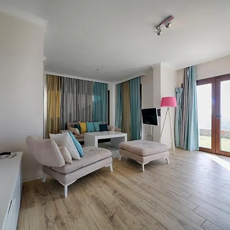 Posh- 2 Bedroom Private Pool Garden Floor *