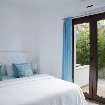 Posh- 2 Bedroom Private Pool Garden Floor Apartament