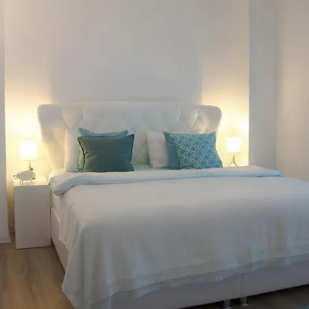 Posh- 2 Bedroom Private Pool Garden Floor Apartament *
