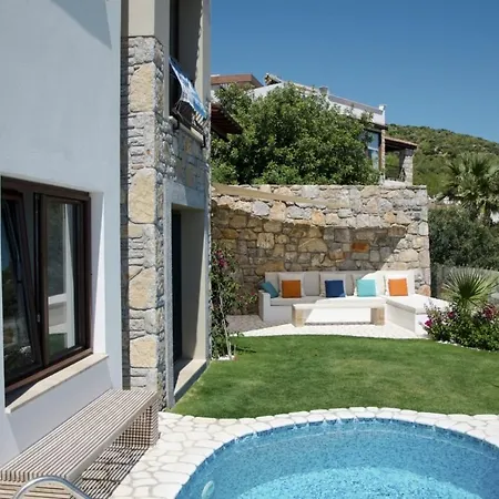 Posh- 2 Bedroom Private Pool Garden Floor *