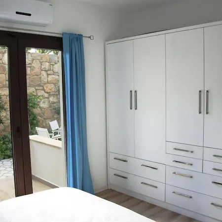 Apartment Posh- 2 Bedroom Private Pool Garden Floor *