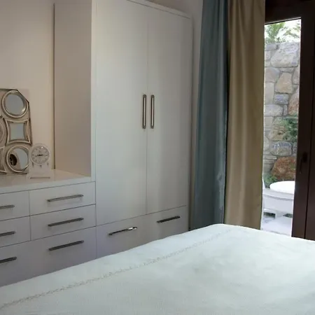 Apartament Posh- 2 Bedroom Private Pool Garden Floor *